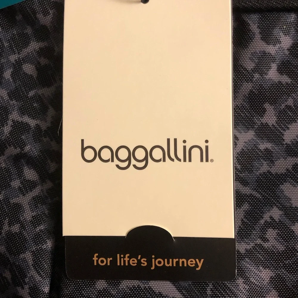 Baggallini compact yet